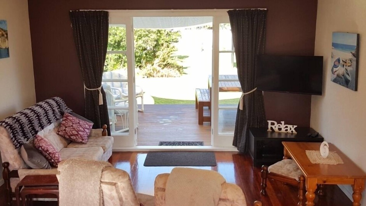 Wind down on White - 3 Bedroom -big Back yard