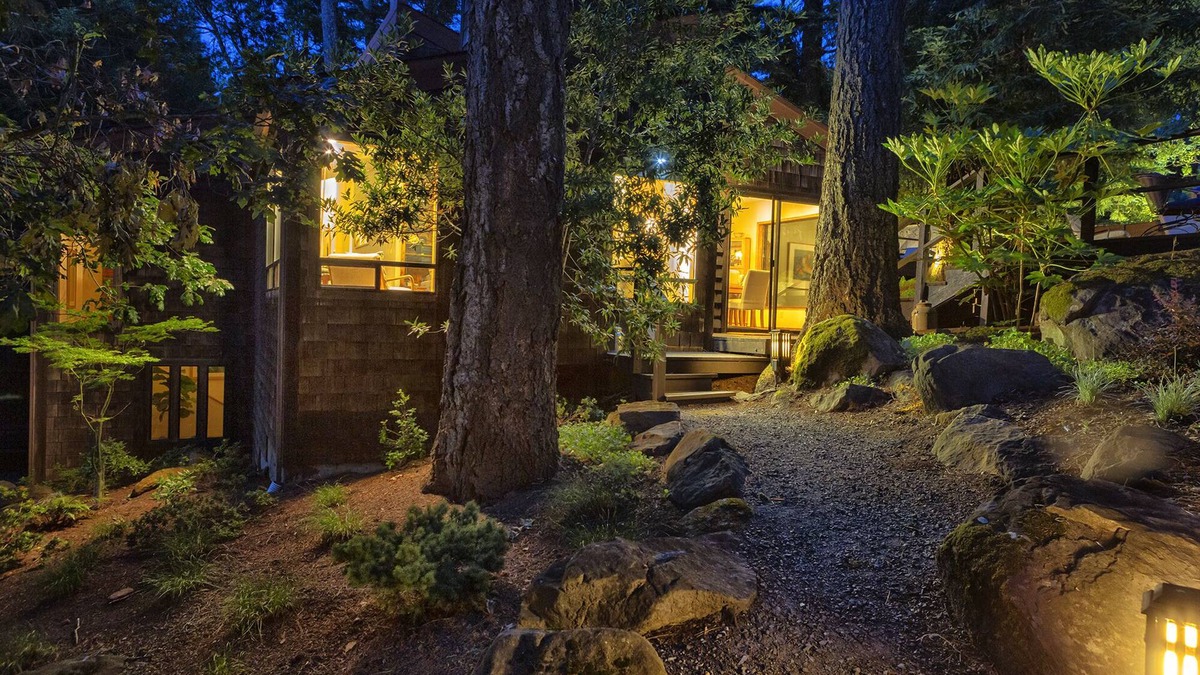 Wine Country Redwood Estate in the Heart of Wine Country