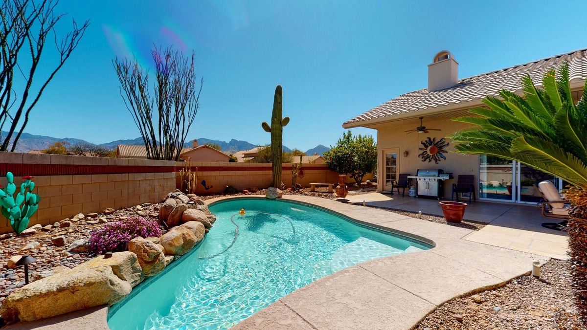 Wonderful desert retreat near hiking with private pool, fast WiFi & gas grill