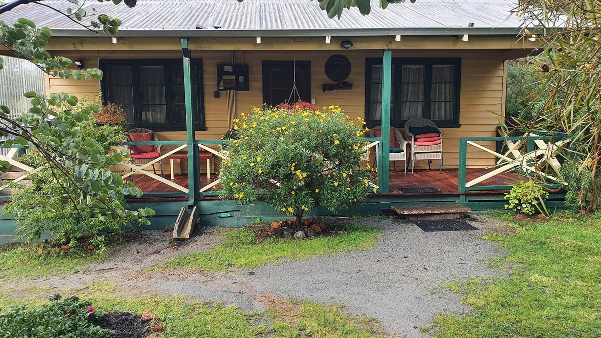 Woodcutter's cottage - come to enjoy the bush, peace & quiet