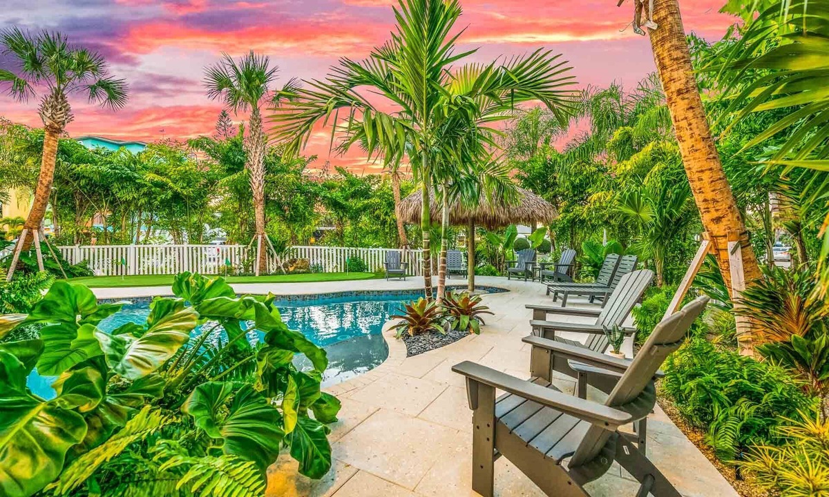 Siesta Key House | Great Family Retreat with Pool, Spa, Putting Green & Game Room - Paradise Cove