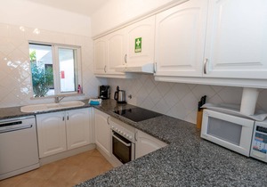 Beautiful Ground floor South Facing APT 2 bed 2 bath with Free WIFI Uk TV!