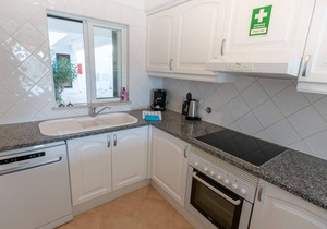 Beautiful Ground floor South Facing APT 2 bed 2 bath with Free WIFI Uk TV!