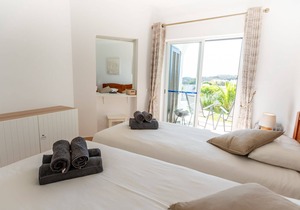 Beautiful Ground floor South Facing APT 2 bed 2 bath with Free WIFI Uk TV!