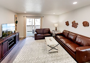 Beautiful Home Close to the Branson Strip w/Shared Pool, Free WiFi, Private W/D