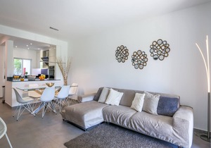 Luxury 3 Bedroom Apartment, Pool & Garden Views