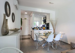 Luxury 3 Bedroom Apartment, Pool & Garden Views