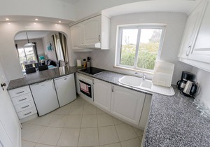 Luxury Ground Floor 3 Bed South Facing Apt, Wifi, Live UK TV. & Air Con