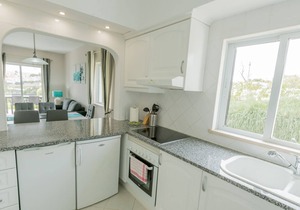 Luxury Ground Floor 3 Bed South Facing Apt, Wifi, Live UK TV. & Air Con
