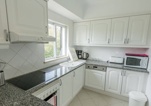 Luxury Ground Floor 3 Bed South Facing Apt, Wifi, Live UK TV. & Air Con
