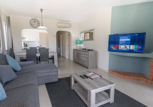Luxury Ground Floor 3 Bed South Facing Apt, Wifi, Live UK TV. & Air Con