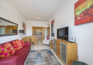Quinta da Barracuda Upper Floor Stylish 1-bed Apartment 200 metres from Beach