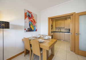 Quinta da Barracuda Upper Floor Stylish 1-bed Apartment 200 metres from Beach