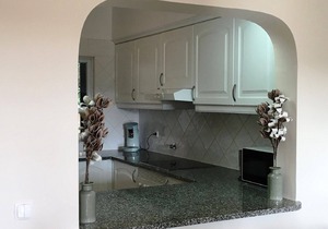 Refurbished luxury ground floor corner apartment facing south! Cable, WiFi & Airco