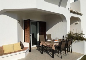 Refurbished luxury ground floor corner apartment facing south! Cable, WiFi & Airco