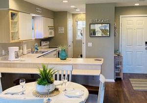 Resort Condo on Golf Course With Jacuzzi (3 minutes from Branson Landing!)