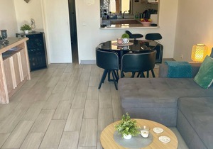 South Facing ground floor Apt with gardens , Free Strong Fibre WI-Fi & Air Con