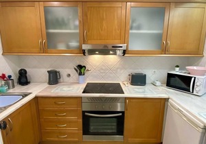 South Facing ground floor Apt with gardens , Free Strong Fibre WI-Fi & Air Con