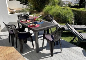 South Facing ground floor Apt with gardens , Free Strong Fibre WI-Fi & Air Con