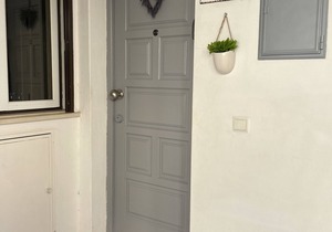 South Facing ground floor Apt with gardens , Free Strong Fibre WI-Fi & Air Con