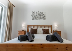 Spacious 2 Bedroom, 2 Bath Ground Floor Apartment with WIFI, AC & UK TV.