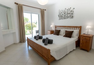 Spacious 2 Bedroom, 2 Bath Ground Floor Apartment with WIFI, AC & UK TV.
