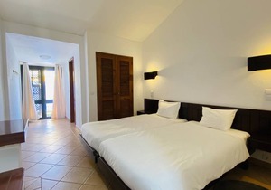 Villa, Albufeira, 2 bedrooms, 200 m from the Strip, 500m from the beach, pool and garden