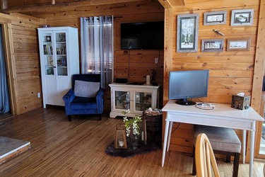 Cozy lakefront cabin. Excellent ice fishing. Close to snowmobile