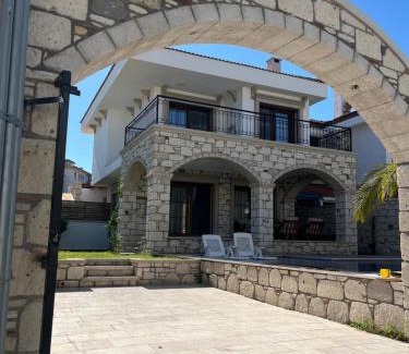 Sifne Mahallesi Villa | Çeşme Reisdere kiralik havuzlu villa