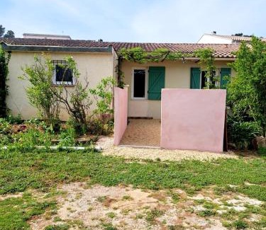 Le Brusc House | Écrin de verdure de 45 m2 - Plage à 400m - Jardin, Parking privé, WIFI