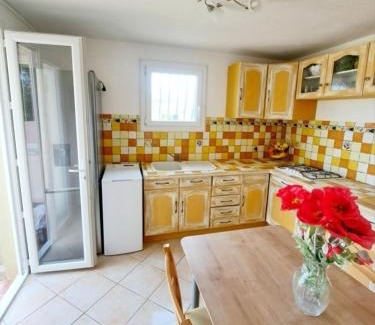 Le Brusc House | Écrin de verdure de 45 m2 - Plage à 400m - Jardin, Parking privé, WIFI