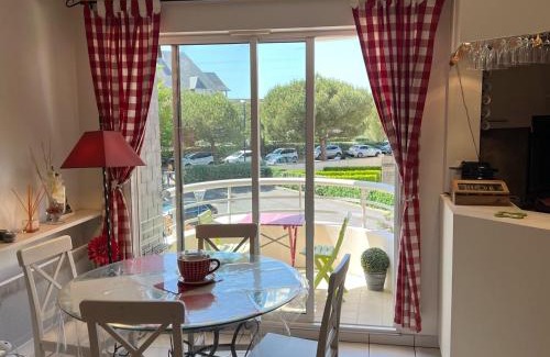 Port Guillaume Apartment | Élégant 2P à Dives-sur-Mer : Terrasse, Proche Plage et Port - FR-1-487-339
