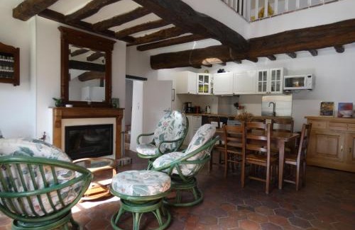 Garnay House | Élégante maison rénovée en campagne, proche de Dreux et Chartres, avec 2 chambres accueillantes. - FR-1-581-103