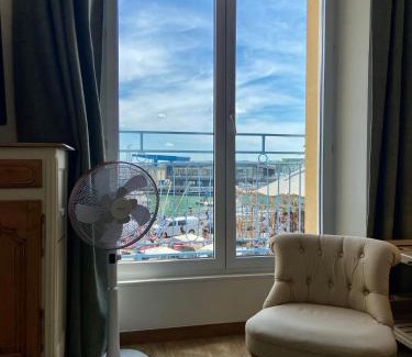 Dieppe Apartment | Établissement 3 étoiles avec ASCENSEUR, 3 appartements lumineux vue port avec balcon, 200m de la mer, Wifi Fibre, tous service inclus