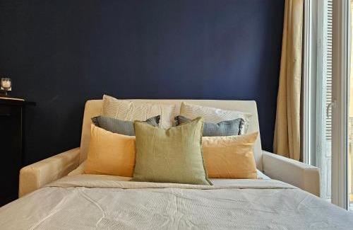 Nimes City Centre Apartment | Évasion bleue, balcon ensoleillé