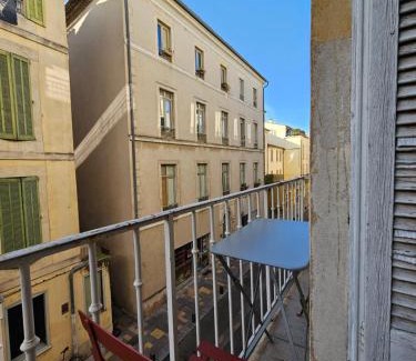 Nimes City Centre Apartment | Évasion bleue, balcon ensoleillé
