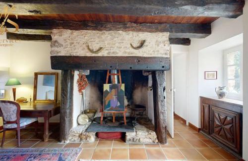Sainte-Alvere-Saint-Laurent-les-Batons House | Évasion Forestière : Charme au Cœur des bois