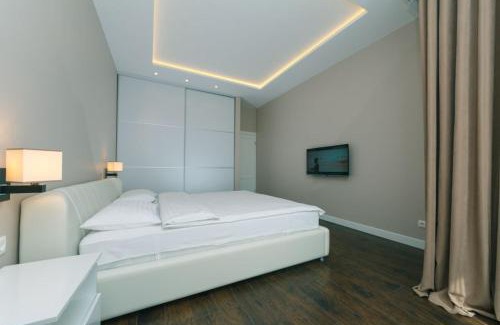 Pechers'kyi District Apartment | Квартира на улице Деловая