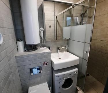 Shevchenkivs'kyi District Apartment | Посуточно мини-студия метро Дорогожичи Киев