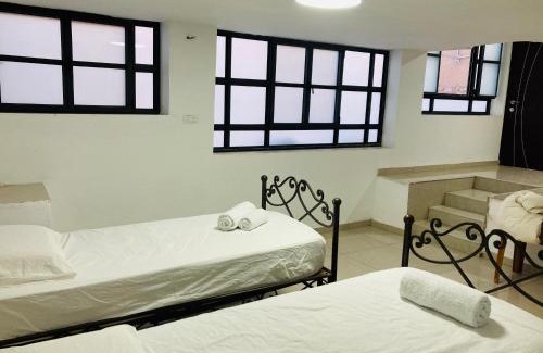 Safed House | צימר בצפת, מרווח ושקט, חצר גדולה, מיועד לשומרי שבת, ישנן שתי מיטות רגילות ועוד שתיים מתקפלות, ארבע מיטות סך הכל