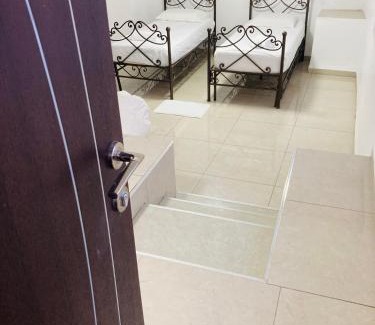 Safed House | צימר בצפת, מרווח ושקט, חצר גדולה, מיועד לשומרי שבת, ישנן שתי מיטות רגילות ועוד שתיים מתקפלות, ארבע מיטות סך הכל