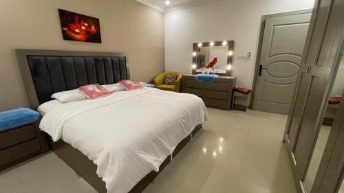 Hera Street Apartment | شقة غرفتين دافئة مفروشة للايجار 18