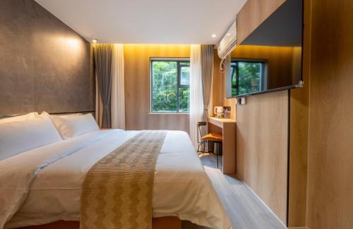 Changning Hotel | 一间森林酒店交通大学延安西路地铁站店