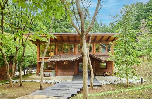 Tsuru House | 森のぽつんとリゾート貸切Villa 最大10名 都心から90分 10人inプライベートサウナ 雨でもBBQ にぎわいOK 完全プライベート空間