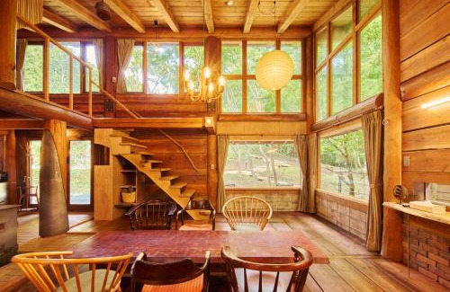 Tsuru House | 森のぽつんとリゾート貸切Villa 最大10名 都心から90分 10人inプライベートサウナ 雨でもBBQ にぎわいOK 完全プライベート空間