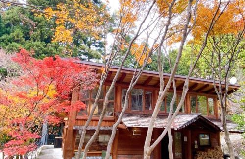 Tsuru House | 森のぽつんとリゾート貸切Villa 最大10名 都心から90分 10人inプライベートサウナ 雨でもBBQ にぎわいOK 完全プライベート空間