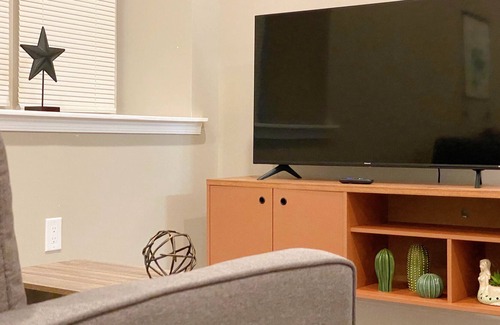 Logan Square Apartment | 蝶戀花 | Glera 1 BR/1 BA at City Hall