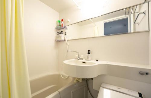 Nishinari Apartment | 駅まで3分7人で広々使えるスタイリッシュ空間です