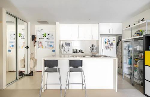 Mascot Apartment | 0 min to train, 2 stops to city