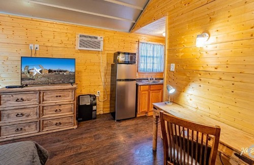 Midland House | 02-Private Cabin-Kitchenette, TV, Wifi & Breakfast